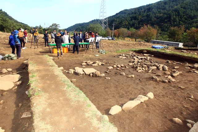 국보급 유물인 금동보살삼존불입상이 출토된 양양 진전사지 석탑 주변 문화재 발굴현장. 지난 7월부터 발굴조사를 진행 중인 국강고고학연구소는 16일 현장을 공개하고 발굴경위와 문화재적 가치 등을 설명하고 있다. 양양=연합뉴스