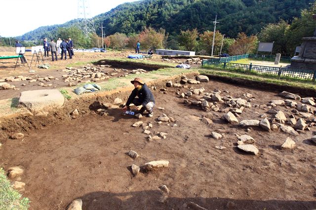 국보급 유물인 금동보살삼존불입상이 출토된 양양 진전사지 석탑 주변 문화재 발굴현장. 지난 7월부터 발굴조사를 진행 중인 국강고고학연구소는 16일 현장을 공개하고 발굴경위와 문화재적 가치 등을 설명하고 있다. 양양=연합뉴스