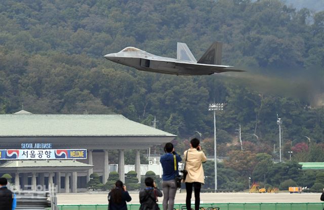 [저작권 한국일보] 16일 경기도 성남 서울공항에서 열린 '서울 국제 항공우주및 방위산업 전시회 2017' 사전행사 에서 F-22랩터가 시범비행을 위해 이륙 하고 있다. 신상순 선임기자