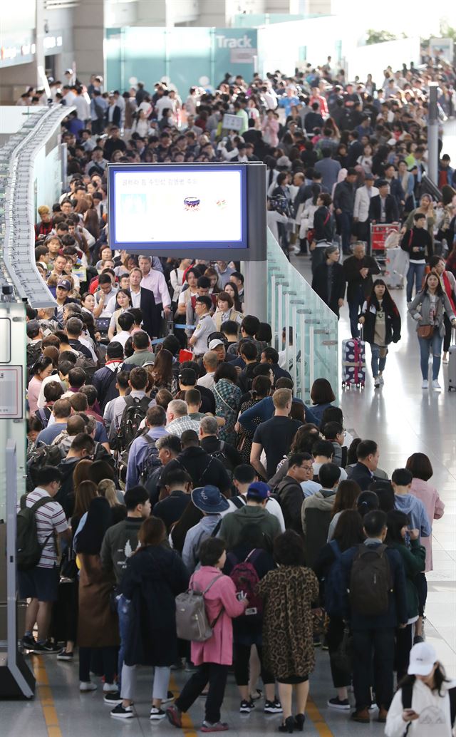 인천공항 여객터미널 출국게이트 앞에서 여행객들이 길게 줄을 서 있다. 연합뉴스