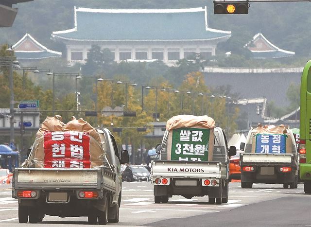 쌀값 인상을 위한 농민 결의대회에 참석하기 위한 농민들의 트럭 차량 행렬이 서울 광화문으로 향하고 있다. 연합뉴스