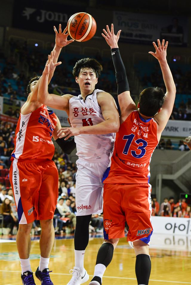 오세근(가운데)이 15일 인천 전자랜드와 원정 경기에서 패스를 하고 있다. KBL 제공