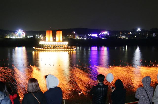 여주오곡나루축제 은하수 낙화놀이. 여주시 제공