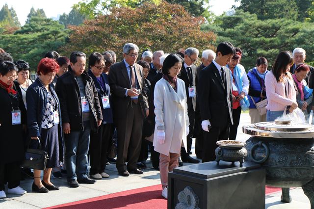 16일 4박5일 일정으로 서울을 방문한 고려인 동포들이 17일 오전 국립현충원을 방문해 순국선열에 대해 참배하고 있다. 연합뉴스