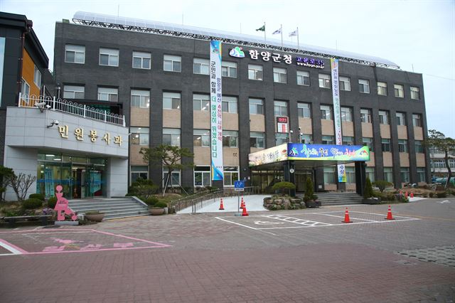 경남 함양군이 도내 처음으로 내년부터 농민들이 벼 수매대금 일부를 월급처럼 미리 받는 '농업인 월급제' 시행을 추진하고 있다. 함양군 제공