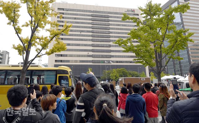 서울 광화문 일대에서 경찰특공대가 대테러 진압전술 시범을 선보이자 거리를 지나는 시민들이 이 모습을 지켜보고 있다. 서재훈기자 spring@hankookilbo.com