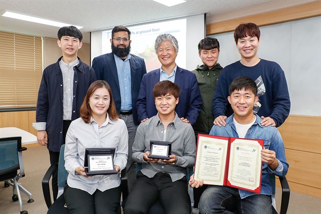 지난달 일본 홋카이도대에서 열린 8회 IPIN에서 최우수포스터상, 경연대회에서 준우승을 차지한 영남대 연구팀이 활짝 웃고 있다. 영남대 제공