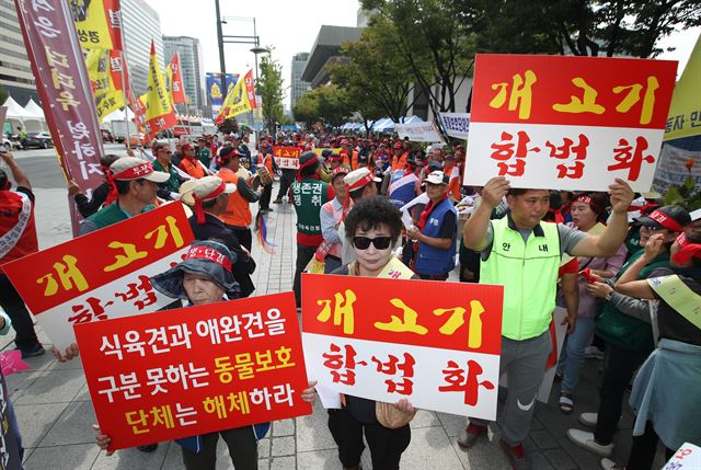 대한육견협회 회원들이 지난달 22일 서울 종로구 세종로공원에서 개고기 합법화 집회에 참가하고 있다. 연합뉴스