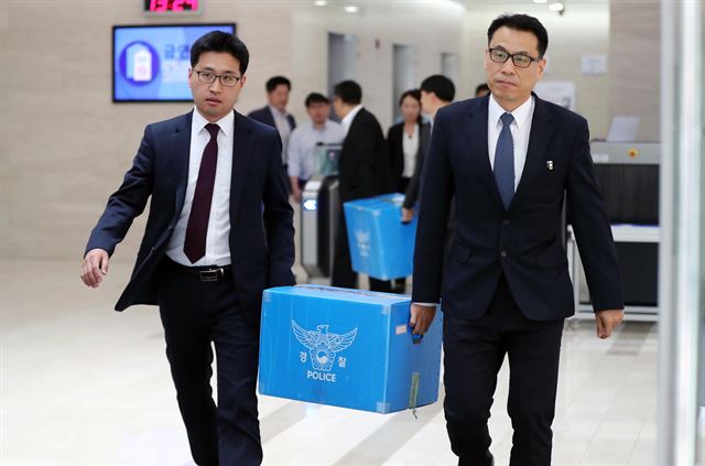 자택공사 비리 의혹을 수사하는 경찰이 18일 오후 경기 성남시 분당구 삼성물산 건설부문 본사 압수수색을 마치고 압수물품을 차량으로 옮기고 있다. 성남=연합뉴스