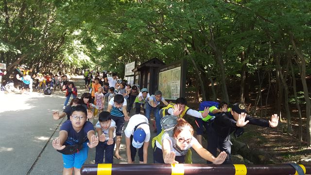 경주맨발학교 학생과 교사들이 맨발걷기에 앞서 준비 운동 중이다. 사진제공/경주맨발학교