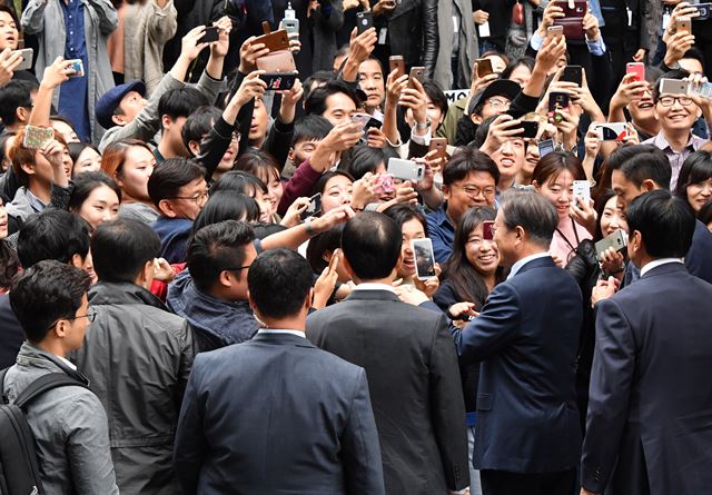 문재인 대통령이 18일 오후 서울 성동구 성수동에서 열린 제3차 일자리위원회에 참석하기 위해 헤이그라운드에 도착해 직원들과 인사를 나누고 있다.고영권기자youngkoh@hankookilbo.com