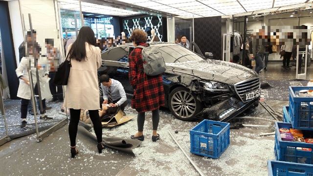 18일 낮 12시 36분쯤 서울 강남구 역삼동의 한 상가 건물 1층에서 벌어진 승용차 돌진사고 현장에서 시민들이 피해자 응급처치를 돕고 있다. 독자제공