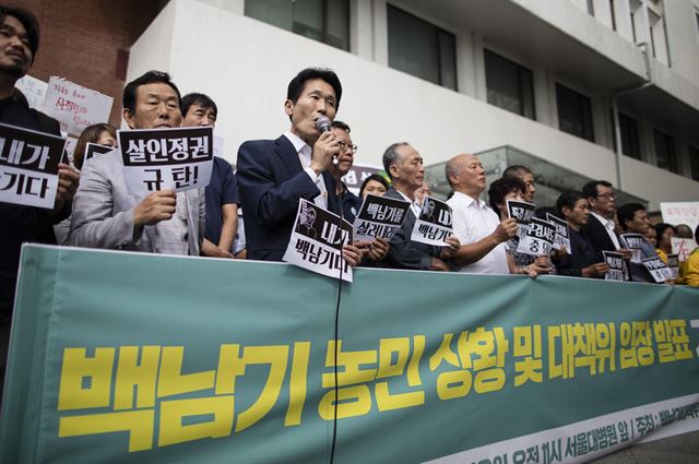 지난달 25일 오전 종로구 서울대병원에서 열린 백남기농민 상황 및 입장발표 기자회견. 연합뉴스