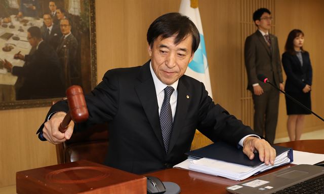 이주열 한국은행 총재가 19일 오전 서울 중구 한국은행에서 열린 금융통화위원회에서 개의를 알리는 의사봉을 두드리고 있다. 연합뉴스