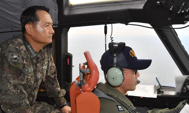 엄현성 해군참모총장이 3일 잠수함 탐지·추적 임무를 하는 P-3C 해상초계기를 타고 저고도비행 등 대잠작전 수행능력을 점검하고 있다. 연합뉴스