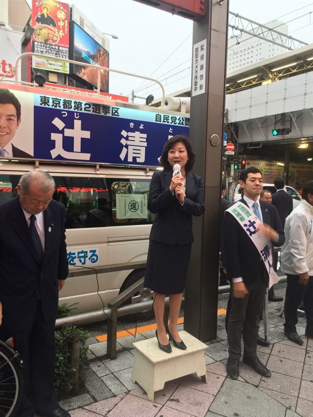 일본정치권에서 대표적인 여성 총리 도전자인 노다 세이코 행정장관이 지난 14일 도쿄 오카치마치(御徒町)역에서 열린 지원유세에서 자민당 후보에게 표를 몰아줄 것으로 호소하고 있다. 도쿄=박석원 특파원