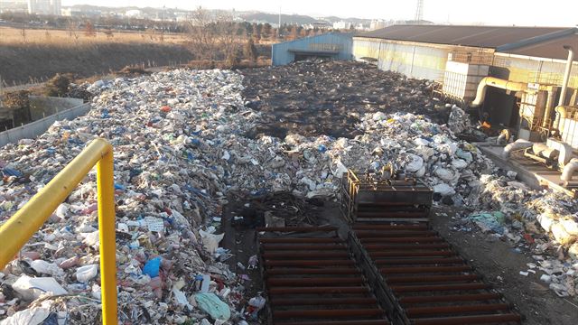 경북 포항 남구 철강산업단지 내 H공장에 사업장 폐기물 1만5,000여톤이 쌓여 있다. 김정혜기자 kjh@hankookilbo.com