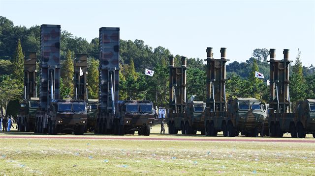 건군 69주년 국군의 날 행사가 28일 경기도 평택 해군 제2함대사령부에서 열렸다. 현무-2(왼쪽), 현무-3, 전략자산이 공개되고 있다. 청와대사진기자단