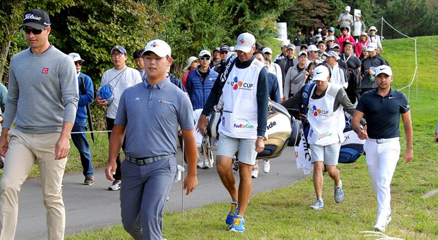 19일 제주 서귀포시 클럽 나인브릿지에서 열린 PGA투어 CJ컵 1라운드, 아담 스콧(왼쪽부터), 김시우, 제이슨 데이 조를 따라서 갤러리들이 이동하고 있다. JNA GOLF 제공