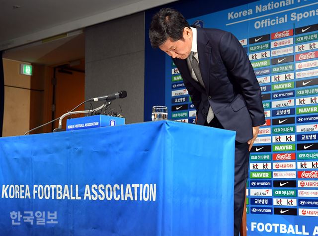 정몽규 대한축구협회장이 19일 서울 신문로 축구회관에서 최근 대표팀 경기력과 축협 내부 비리와 관련한 논란에 대해 사과의 뜻을 나타내며 고개를 숙이고 있다. 고영권 기자 youngkoh@hankookilbo.com