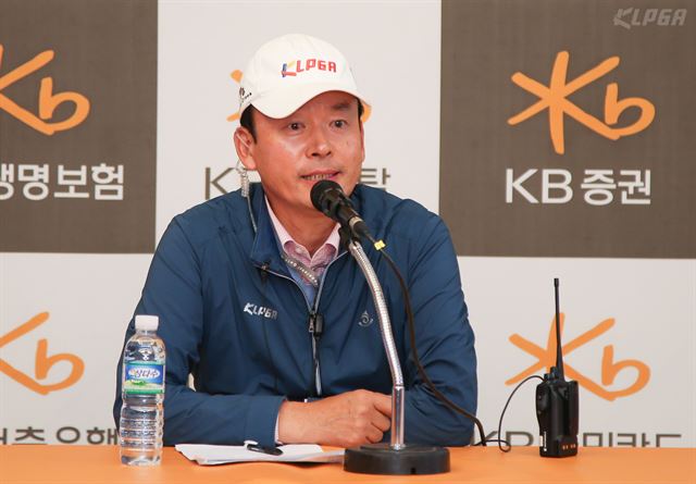 최진하 KLPGA 경기위원장이 19일 KB금융 스타챔피언십이 열린 경기 이천 블랙스톤GC에서 입장을 밝히고 있다. KLPGA 제공