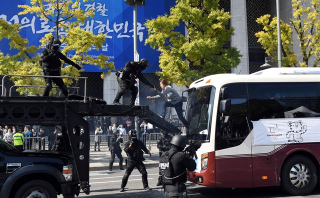 20일 오전 서울 광화문에서 열린 제72주년 경찰의날 기념식에서 경찰특공대가 대테러 진압전술 훈련을 시연하고 있다.고영권기자 youngkoh@hankookilbo.com