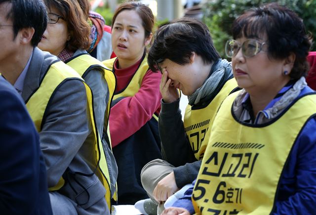 20일 오전 부산시청 앞에서 농성 중인 탈핵부산시민연대 등 부산지역 탈핵 단체들이 신고리5·6호기공론화위원회가 공론조사 결과 발표를 시청하며 눈물을 흘리고 있다. 연합뉴스