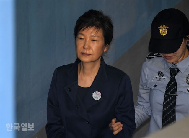 '국정농단' 혐의로 재판이 진행중인 박근혜 전 대통령이 13일 오전 서울 서초구 서울중앙지방법원에 도착하고 있다. 홍인기 기자