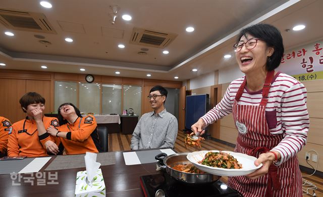 홍성아 성공회대 겸임교수가 18일 서울종합방재센터에서 소방관들에게 직접 만든 저녁을 대접하며 즐겁게 얘기를 나누고 있다. 류효진기자 jsknight@hankookilbo.com