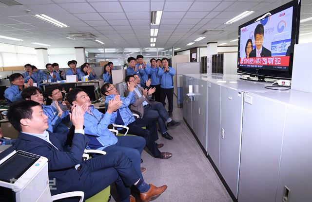 신고리 5ㆍ6호기 대정부 권고안이 발표된 20일 울산 서생면 한국수력원자력 새울본부에서 직원들이 공사 재개 결정에 환호하고 있다. 울산=전혜원 기자