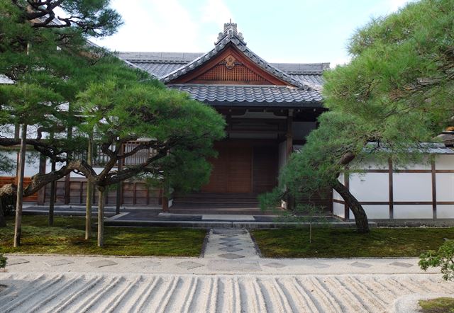 교토 동쪽의 꽃, 긴가쿠지(銀閣寺)는 일본 전통의 건축학적 구성 요소를 압축한 요약본 같다.