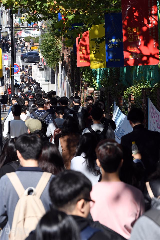 22일 서울 강남구 단대부고에서 삼성 직무적성검사(GSAT)를 마친 취업준비생들이 고사장을 나서고 있다. 서재훈 기자 spring@hankookilbo.com