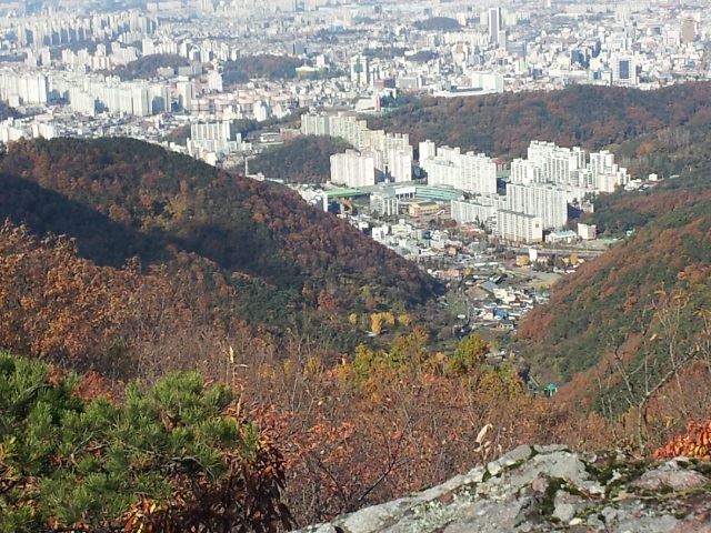 붉은 단풍으로 단장한 무등산에서 내려 본 광주시내 전경.