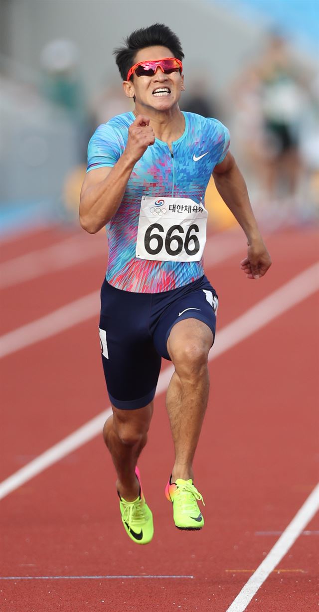 김국영이22일 충주종합운동장에서 열린 제98회 전국체육대회 육상 남자 일반부 100m 결선에서 질주하고 있다. 그는 10초03의 한국신기록을 세웠지만 초속 3.4m의 바람이 부는 바람에 공인 기록으로 인정받지 못했다. 충주=연합뉴스