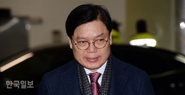 박영수 특별검사팀에서 활동했던 박충근 전 특검보가 조직폭력배 두목과 유착돼 있다는 주장이 제기됐다. 사진엔 박 전 특검보가 특검팀에 소속돼 있던 지난 2월 특검 사무실로 출근하고 있는 모습. 한국일보 자료사진