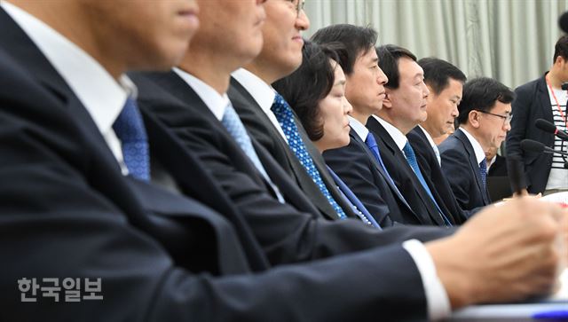 [저작권 한국일보] 국정감사에서 윤석열 서울중앙지검장이 의원들의 질의를 듣고 있다.