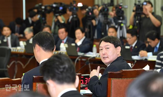 [저작권 한국일보]윤석열 서울중앙지검장이 의원의 질의를 받고 답변자료를 찾고 있다