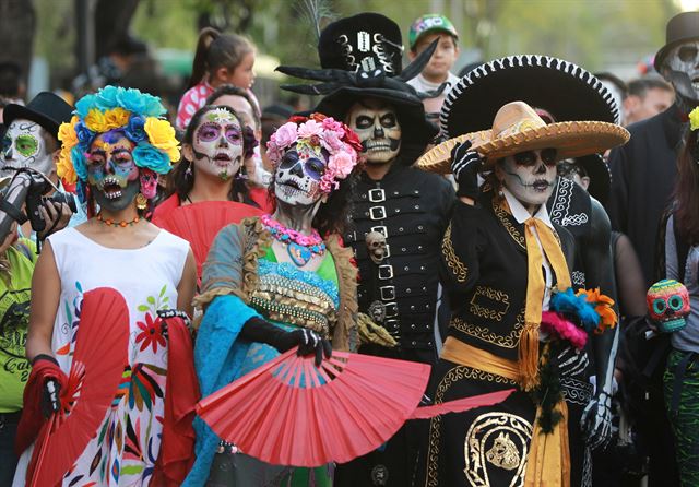 멕시코의 수도 멕시코시티에서 22일(현지시간) '죽은 자들의 날(Day of the Dead) ' 앞두고 '라 카트리나 퍼레이드'가 열려 다양한 해골분장을 한 시민들이 퍼레이드를 하고 있다.