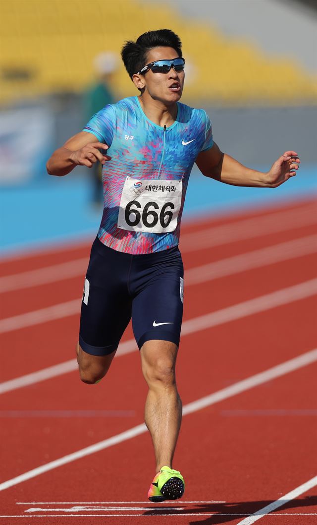 김국영이 충주종합운동장에서 열린 제 남자 육상 일반부 200m 결선에서 가장 먼저 결승선을 통과하고 있다. 충주=연합뉴스