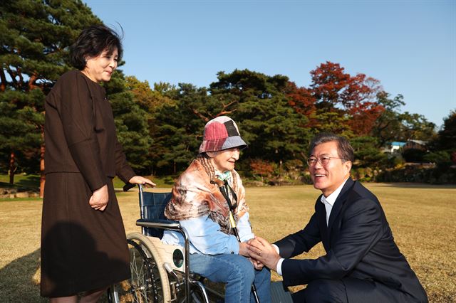 문재인 대통령과 김정숙 여사가 23일 오후 청와대를 방문한 '여성운동의 대모' 이효재 전 이화여대 교수(경신사회복지연구소장)를 녹지원에서 만나 대화하고 있다. 청와대 제공