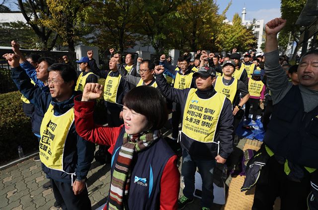 민주노총 조합원들이 24일 오전 서울 서초구 대검찰청 앞에서 열린 기자회견에서 갑을오토텍과 유성기업의 노사문제에 대한 편파수사와 지연수사하는 검찰을 규탄하고 있다. 연합뉴스