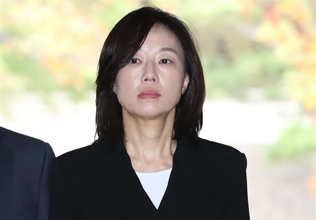 문화·예술계 지원배제 명단인 이른바 '블랙리스트' 사건으로 기소된 조윤선 전 문화체육관광부 장관이 24일 오전 서울 서초구 서울고등법원에서 열린 항소심 2회 공판에 출석하며 법정으로 향하고 있다. 연합뉴스