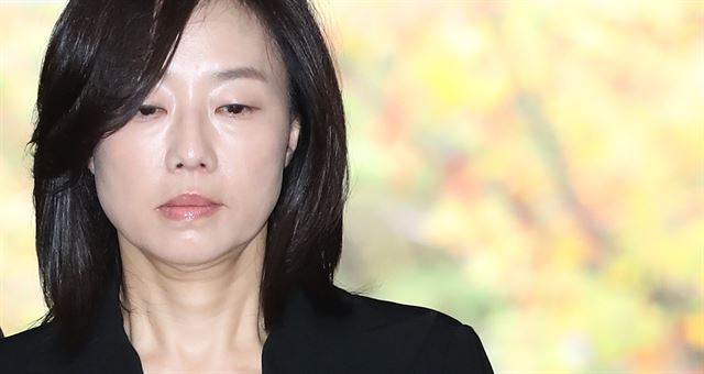 문화·예술계 지원배제 명단인 이른바 '블랙리스트' 사건으로 기소된 조윤선 전 문화체육관광부 장관이 24일 오전 서울 서초구 서울고등법원에서 열린 항소심 2회 공판에 출석하며 법정으로 향하고 있다. 연합뉴스