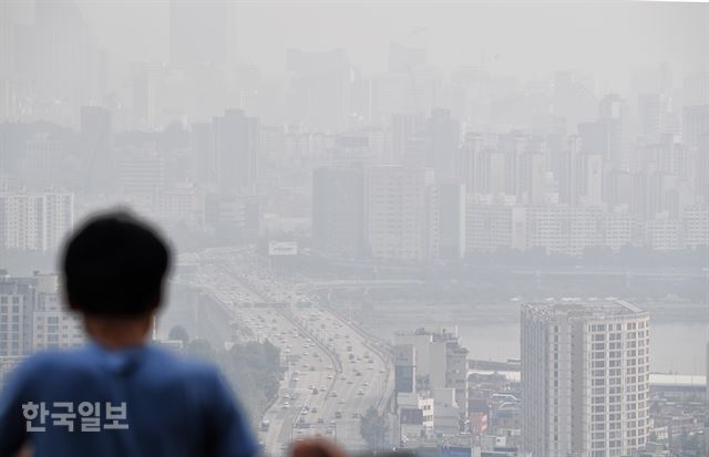 9월 24일 서울 중구 남산에서 바라본 도심이 미세먼지의 영향으로 뿌옇게 흐려 있다. 류효진 기자