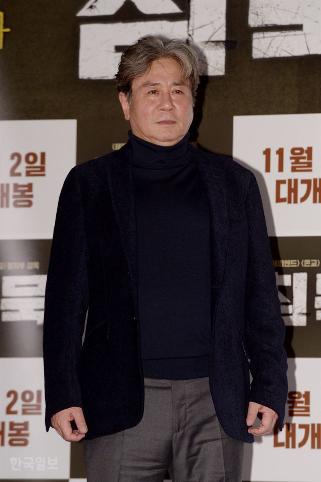 배우 최민식이 24일 오후 서울 용산구의 한 멀티플렉스에서 열린 영화 '침묵' 언론배급시사회에서 포토타임을 가지고 있다. 최지이 인턴기자