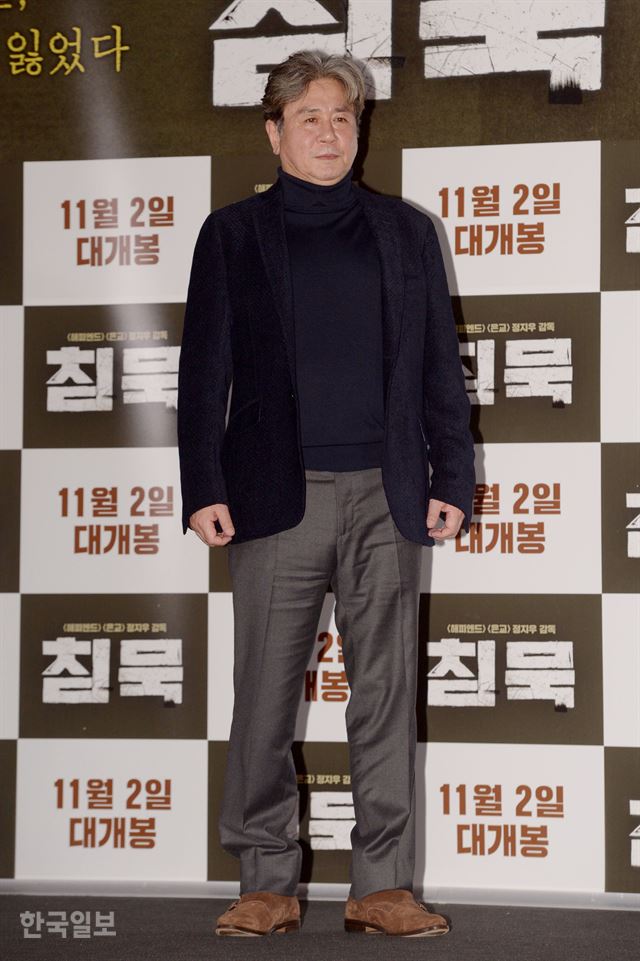 배우 최민식이 24일 오후 서울 용산구의 한 멀티플렉스에서 열린 영화 '침묵' 언론배급시사회에서 포토타임을 가지고 있다. 최지이 인턴기자