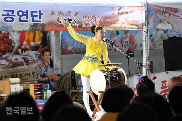 20일 오후 충북 보은대추축제에서 품바 버드리씨가 장구춤을 선보이며 노래를 부르고 있다. 보은=홍인기 기자