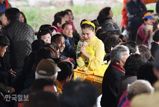 20일 오후 충북 보은대추축제에서 품바 버드리가 관객에게 엿, 칫솔, 비누 등의 물건을 팔고 있다. 보은=홍인기 기자