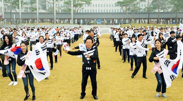 경북도 직원 500여명이 25일 미스 대구ㆍ경북 수상자, 전국풍기인삼아가씨들과 경북 안동시 경북도청 새마을광장에서 태극기와 독도 수기를 들고 ‘나의 독도 오! 대한민국’ 노래에 맞춰 독도사랑 플래시몹을 하고 있다. 경북도 제공