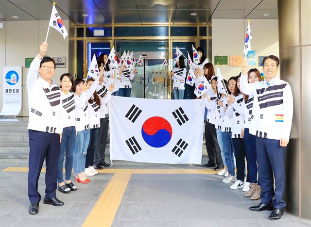 25일 독도의날을 맞아 이진훈 수성구청장과 김대권 부구청장, 수성구청 직원 등이 독도사랑티셔츠를 입고 수성구청 앞에서 포즈를 취하고 있다. 대구 수성구 제공